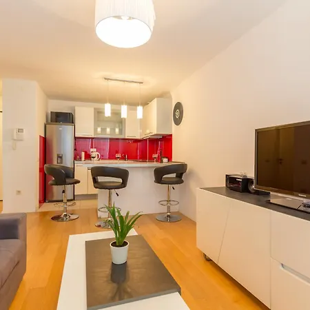 Apartment With Private Parking And Sea View *