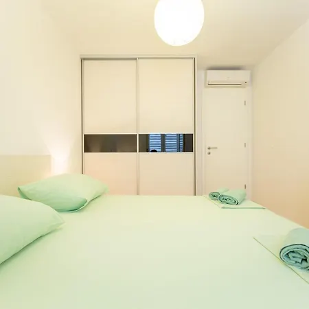 Apartment With Private Parking And Sea View