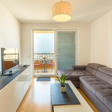 Apartment With Private Parking And Sea View