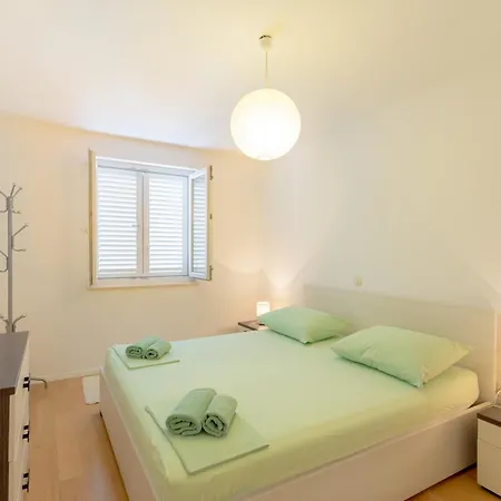 Apartment With Private Parking And Sea View